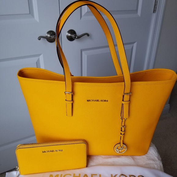 Michael Kors Handbags - Michael Kors Jet Set Travel Saffiano Leather Tote